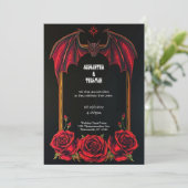 Rote Fledermaus und Rosen Gothic Hochzeits-Einladu Einladung (Stehend Vorderseite)