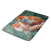 ROTE FOXE UNTER GRÖSSE, FOLIAGE UND BLUME BADEMATTE (Schrägansicht)