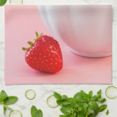 Rote frische Erdbeeren in einer weißen Schüssel au Geschirrtuch (Gefaltet)
