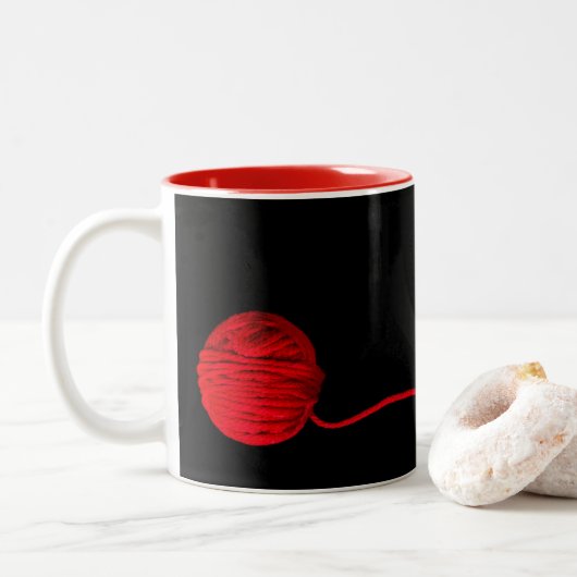 Rote Garnkugel auf schwarz für Strickerin Zweifarbige Tasse (Mit Donut)