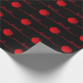 Rote Garnkugel mit Strick Geschenkpapier (Ecke)
