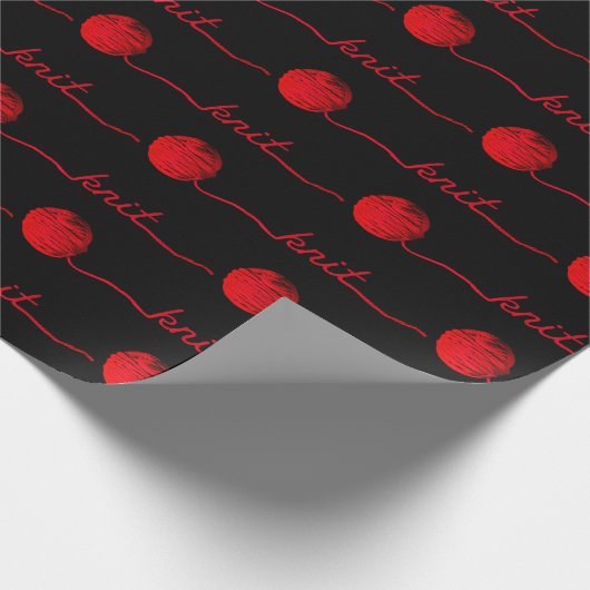 Rote Garnkugel mit Strick Geschenkpapier (Ecke)