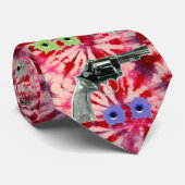 Rote gefärbte Krawatte mit Gewehr und (Gerollt)