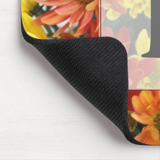 Rote, gelbe, orangefarbene Blume im Herbst. Mousepad (Ecke)