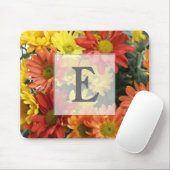 Rote, gelbe, orangefarbene Blume im Herbst. Mousepad (Mit Mouse)