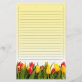 Rote gelbe Tulpe-Blumen-gelber Hintergrund Briefpapier (Vorderseite)