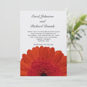 Rote Gerber Gänseblümchen-Hochzeits-Einladung Einladung (Stehend Vorderseite)