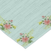 Rote Gerbera Daisy w/Greenery 52" x 70" Tischdecke (Schrägansicht)