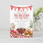 Rote Gingham-Burger auf dem Grill Einladung (Stehend Vorderseite)