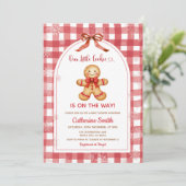 Rote Gingham-Lebkuchen-Weihnachts-Baby-Shower Einladung (Stehend Vorderseite)