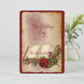 Rote, glühende Rose auf den Seiten der Gold-Farbbi Einladung (Stehend Vorderseite)