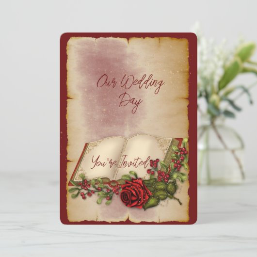 Rote, glühende Rose auf den Seiten der Gold-Farbbi Einladung (Stehend Vorderseite)