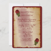 Rote, glühende Rose auf den Seiten der Gold-Farbbi Einladung (Rückseite)