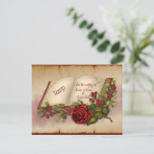 Rote, glühende Rose auf den Seiten der Gold-Farbbi RSVP Karte (Stehend Vorderseite)