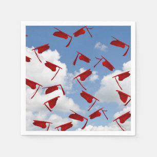 Rote Graduierungskappen am Himmel Serviette