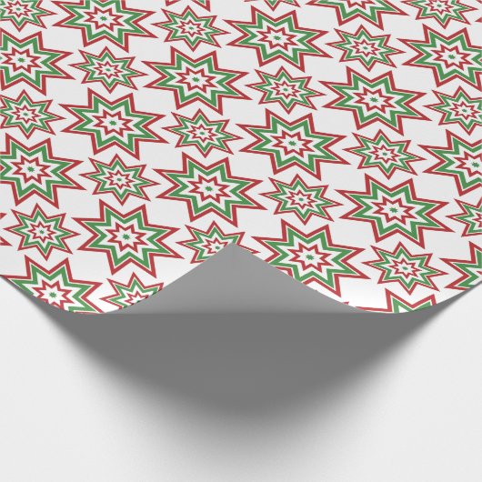 Rote, grüne Sterne auf weißer Ferienverpackung Geschenkpapier (Ecke)