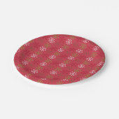 Rote, grüne und weiße Schneeflocken Pappteller (Schrägansicht)
