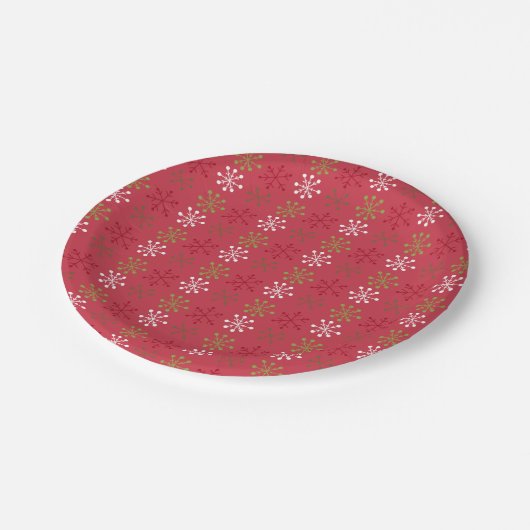 Rote, grüne und weiße Schneeflocken Pappteller (Schrägansicht)