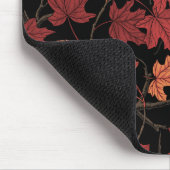 Rote Herbstahornblätter auf Schwarz Mousepad (Ecke)
