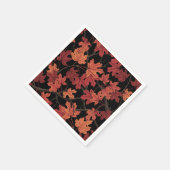 Rote Herbstahornblätter auf Schwarz Serviette (Ecke)