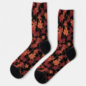 Rote Herbstahornblätter auf Schwarz Socken (Linkes Detail)