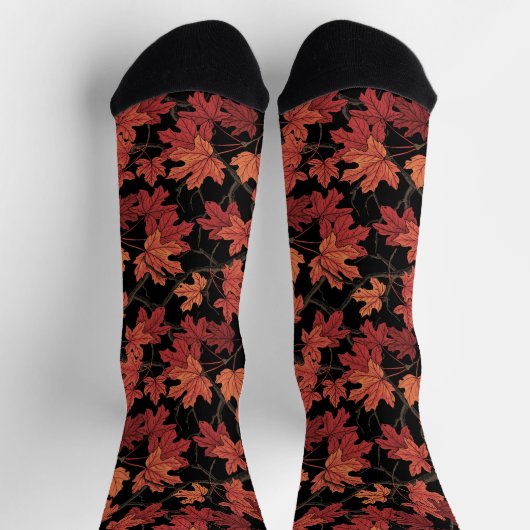 Rote Herbstahornblätter auf Schwarz Socken (Oben)