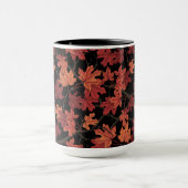 Rote Herbstahornblätter auf Schwarz Tasse (Zentrum)