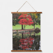 Rote Herbstblätter im Teich Wandteppich Mit Holzrahmen (Vorderseite)