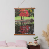 Rote Herbstblätter im Teich Wandteppich Mit Holzrahmen (Schlafzimmer)