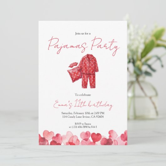 Rote Herz-Pyjama-Schlafparty-Geburtstag Einladung (Stehend Vorderseite)