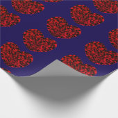 Rote Herzen auf blauem Geschenkpapier (Ecke)