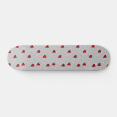 Rote Herzen auf grau Skateboard (Horizontal)
