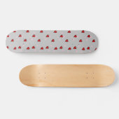 Rote Herzen auf grau Skateboard (Horizontal)
