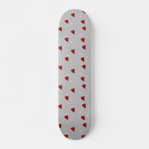 Rote Herzen auf grau Skateboard