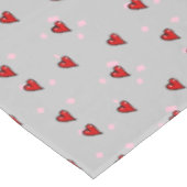 Rote Herzen auf grau Tischdecke (Schrägansicht)