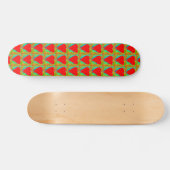 rote Herzen auf grünem Skateboard (Horizontal)