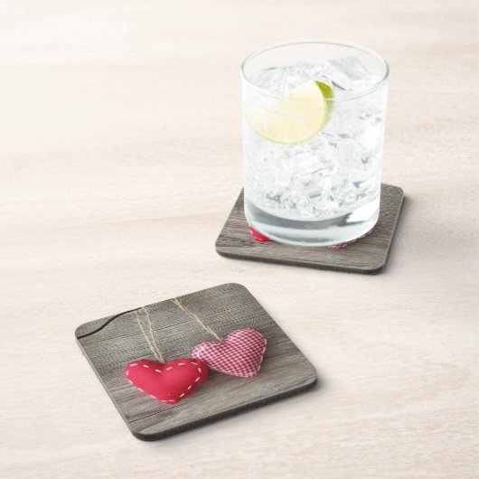 Rote Herzen auf hölzerner Tabelle 2 Getränkeuntersetzer (Rechte Seite)