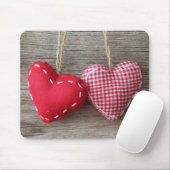 Rote Herzen auf hölzerner Tabelle 2 Mousepad (Mit Mouse)