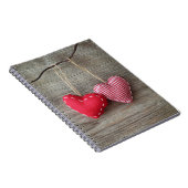 Rote Herzen auf hölzerner Tabelle 2 Notizblock (Rechte Seite)