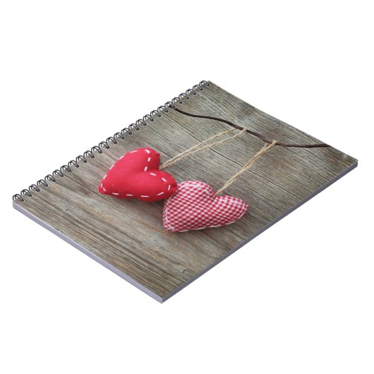 Rote Herzen auf hölzerner Tabelle 2 Notizblock (Linke Seite)