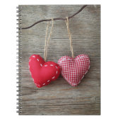 Rote Herzen auf hölzerner Tabelle 2 Notizblock (Vorderseite)