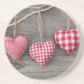 Rote Herzen auf hölzerner Tabelle Getränkeuntersetzer (Vorne)