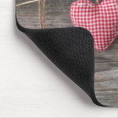 Rote Herzen auf hölzerner Tabelle Mousepad (Ecke)