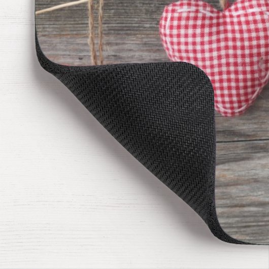 Rote Herzen auf hölzerner Tabelle Mousepad (Ecke)