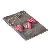 Rote Herzen auf hölzerner Tabelle Notizblock (Rechte Seite)