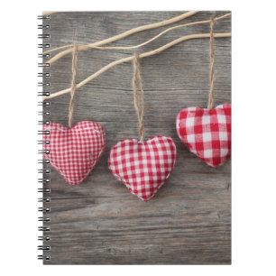 Rote Herzen auf hölzerner Tabelle Notizblock