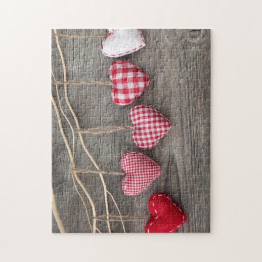 Rote Herzen auf hölzerner Tabelle Puzzle (Vertikal)
