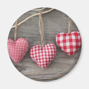 Rote Herzen auf Holztisch Magnet