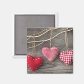 Rote Herzen auf Holztisch Magnet (Vorderseite/Rückseite)