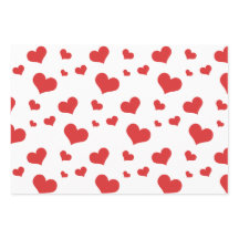 Rote Herzen auf Papierblättern